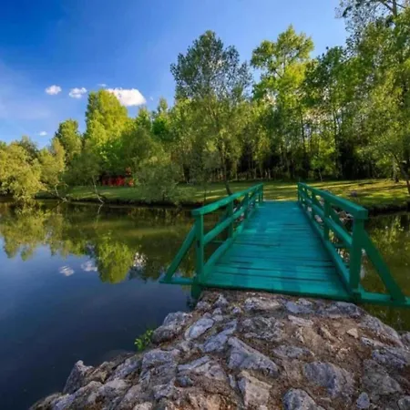 Apartman Rustic Cottage With Pool