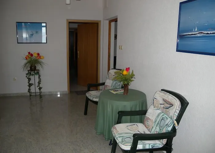 Rustic Cottage With Pool *