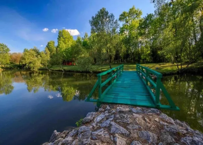 Apartman Rustic Cottage With Pool